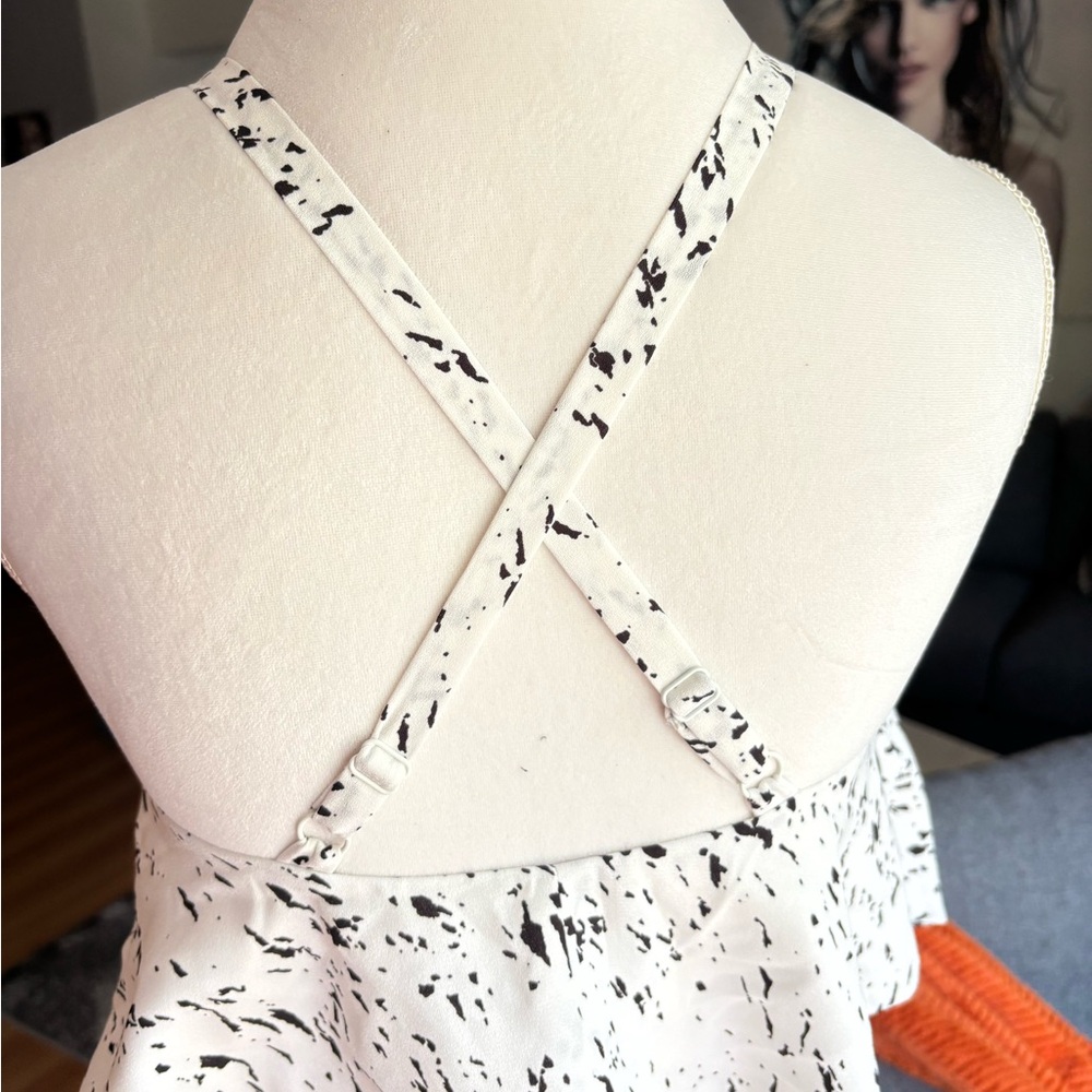 Elegant Black and White Midi Dress - Picture 5 of 5